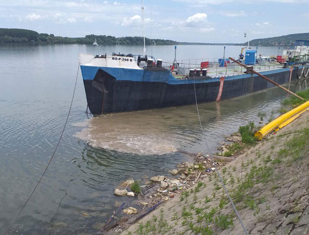 Дунав променио боју: Код Аде Хује испуштене непознате материје (ВИДЕО)